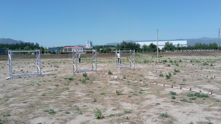 Fig. 2. Test site with experi­mental arrangement for spray drift measure­ment. Bars holding de­posit plastic cards in front.
