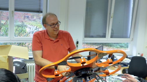 Dr. Holger Lilienthal mit der Drohne, die LASSIE das Fliegen lehrte, Foto: Haneklaus