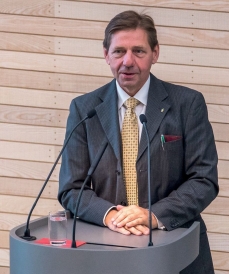 Präsident Dr. Back­haus bei der Eröffnung der Deutschen Pflan­zenschutztagung im Jahr 2018 in der Uni­versität Hohenheim (Foto: Robert Zech)