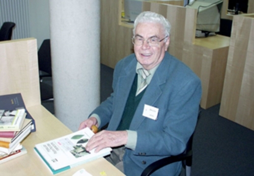 Herr Professor Dr. habil. Klaus Naumann bei ei­nem seiner regelmäßigen Besuche in der Biblio­thek des JKI in Quedlinburg | © Dr. Klaus Richter, JKI