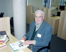 Professor Dr. habil. Klaus Naumann beim Literatur­studium in der Bibliothek des JKI in Quedlinburg, Foto: Klaus Richter, JKI.