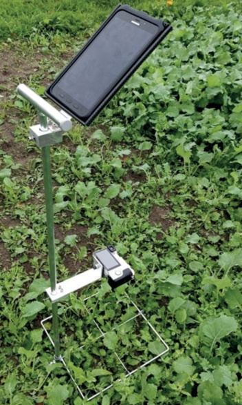 Abb. 2. Modifizierter Göttinger Zähl- und Schätzrahmen mit fest montierter Kamera zur Bilderfassung und einem Tablet zur Erfassung der GPS-Koordinaten und Unkraut-Boniturdaten.